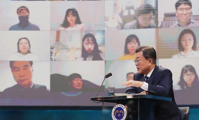 패널 질문에 답변하는 문재인 대통령  (서울=연합뉴스) 안정원 기자 = 문재인 대통령이 21일 오후 서울 여의도  KBS 공개홀에서 열린  2021 국민과의 대화 '일상으로'에서 국민 패널들의 질문에 답하고 있다.      이번 국민과의 대화는 코로나 위기 극복 관련 방역·민생경제를 주제로 100분간 진행된다. 2021.11.21     jeong@yna.co.kr/2021-11-21 20:45:47/ <저작권자 ⓒ 1980-2021 ㈜연합뉴스. 무단 전재 재배포 금지.>