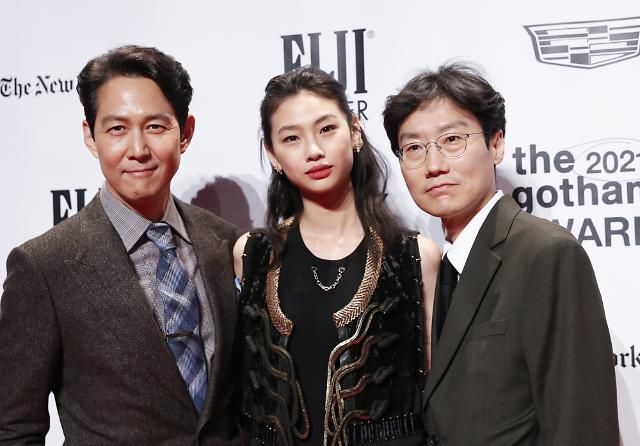 Lee Jung-jae, Jung Ho-yeon and Hwang Dong-hyuk arrive on the red carpet at the 2021 Gotham Awards presented by The Gotham Film & Media Institute at Cipriani Wall Street in New York City on Monday, November 29, 2021.       Photo by John Angelillo/UPI/2021-11-30 11:10:12/ <저작권자 ⓒ 1980-2021 ㈜연합뉴스. 무단 전재 재배포 금지.>