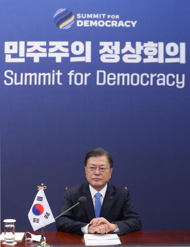 민주주의 화상 정상회의 참석한 문재인 대통령     (서울=연합뉴스) 안정원 기자 = 문재인 대통령이 9일 청와대 여민관 영상회의실에서 조 바이든 미국 대통령이 주재하는 '민주주의 화상 정상회의'에 참석하고 있다. 2021.12.9     jeong@yna.co.kr/2021-12-09 22:39:39/ <저작권자 ⓒ 1980-2021 ㈜연합뉴스. 무단 전재 재배포 금지.>