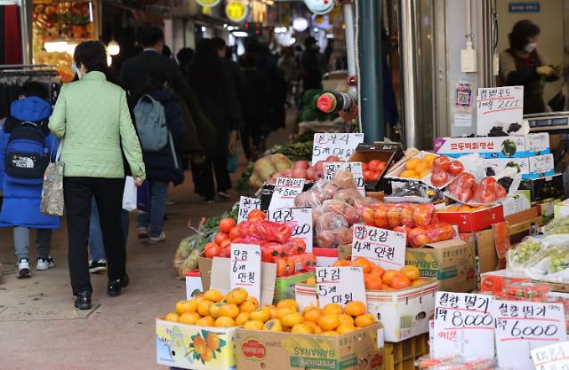 오르는 밥상 물가     (서울=연합뉴스) 서명곤 기자 = 6일 오후 서울 시내 한 전통시장에서 시민들이 장을 보고 있다.       5일 통계청과 OECD에 따르면 한국의 3분기 소비자물가 상승률(전년 동기 대비)은 2.6%다. 분기 기준으로 2012년 1분기(3.0%) 이후 9년여 만에 상승률이 가장 높았다.  2021.12.6     seephoto@yna.co.kr/2021-12-06 15:11:04/ <저작권자 ⓒ 1980-2021 ㈜연합뉴스. 무단 전재 재배포 금지.>