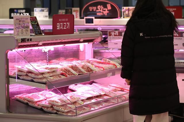 설 성수품 '물가 대응시스템' 지정 관리     (서울=연합뉴스) 강민지 기자 = 13일부터 정부가 배추와 무, 사과, 소·돼지고기, 닭고기, 계란, 쌀 등 17개 품목을 설 성수품 물가안정 중점 관리품목으로 지정하고 집중적으로 관리하는 물가 대응시스템을 가동한다.  사진은 13일 서울의 한 대형마트 돼지고기 판매대. 2021.12.13     mjkang@yna.co.kr/2021-12-13 13:58:54/ <저작권자 ⓒ 1980-2021 ㈜연합뉴스. 무단 전재 재배포 금지.>