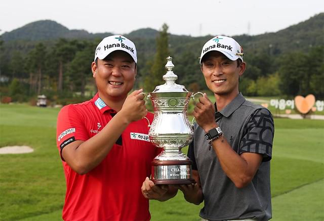 함정우와 김용현 캐디(오른쪽)