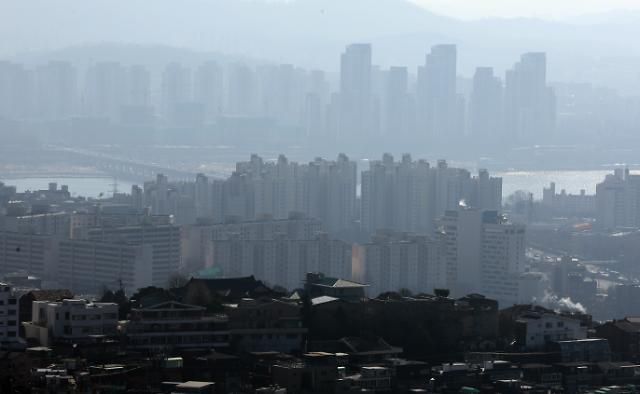 '거래 절벽'으로 아파트값 하락세     (서울=연합뉴스) 한상균 기자 = 6일 한국부동산원 조사에 따르면 서울 아파트값 변동률은 0.03%로, 최근 4주 연속 오름폭이 둔화됐다. 경기도 하남과 의정부시 등이 이번주 하락 대열에 새로 들어왔고, 서울 성동·광진·성북·동대문구 등 4곳은 상승세를 멈췄다.      사진은 이날 서울의 아파트 모습. 2022.1.6     xyz@yna.co.kr/2022-01-06 14:20:56/ <저작권자 ⓒ 1980-2022 ㈜연합뉴스. 무단 전재 재배포 금지.>