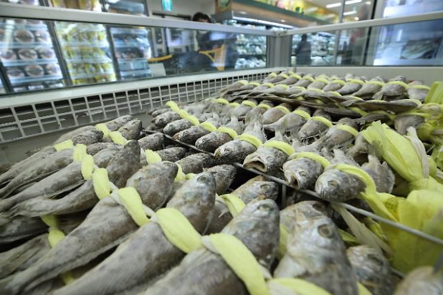 명절때 농축수산물 선물 20만원까지 가능…'김영란법' 개정     (서울=연합뉴스) 강민지 기자 = 부정청탁 및 금품 등 수수의 금지에 관한 법률 개정안에 따라 이번 설부터 명절 기간 선물할 수 있는 농·축·수산물 가액이 20만원으로 오른다. 사진은 6일 서울의 한 대형마트에 진열된 수산물. 2022.1.6     mjkang@yna.co.kr/2022-01-06 14:30:05/ <저작권자 ⓒ 1980-2022 ㈜연합뉴스. 무단 전재 재배포 금지.>
