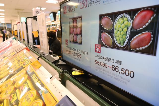 농축수산물 명절 선물 10만원→20만원     (서울=연합뉴스) 강민지 기자 = 부정청탁 및 금품 등 수수의 금지에 관한 법률 개정안에 따라 이번 설부터 명절 기간 선물할 수 있는 농·축·수산물 가액이 20만원으로 오른다. 사진은 6일 서울의 한 대형마트 설 선물세트 판매대. 2022.1.6     mjkang@yna.co.kr/2022-01-06 14:30:03/ <저작권자 ⓒ 1980-2022 ㈜연합뉴스. 무단 전재 재배포 금지.>