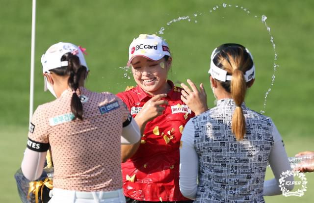 하트 모양 물세례를 받는 장하나(중앙)