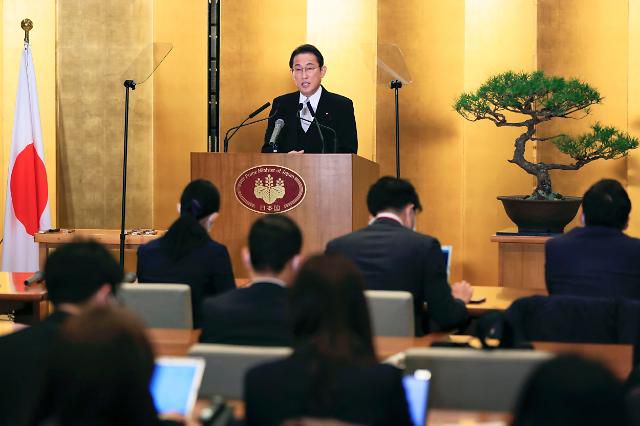 연두 기자회견 하는 기시다 일본 총리     (이세 AP/교도=연합뉴스) 기시다 후미오 일본 총리가 4일 신궁을 참배하기 위해 들른 미에현 이세에서 연두 기자회견을 하고 있다. 기시다 총리는 이 자리에서 신종 코로나바이러스 감염증(코로나19) 백신 부스터샷의 신속한 접종과 치료제의 확보, 의료 시설 개편을 다짐했다. 2022.1.4     jsmoon@yna.co.kr/2022-01-04 17:20:54/ <저작권자 ⓒ 1980-2022 ㈜연합뉴스. 무단 전재 재배포 금지.>