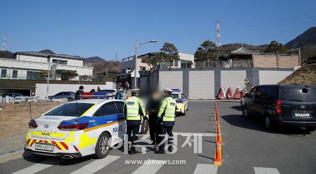 대구 달성군 유가읍 쌍계리에 있는 박근혜 전 대통령의 사저로 확인된 건물 입구에서 지역주민이라고 밝힌 주민이 교통의 불편 등의 이유로 경찰관에게 항의 중이다.
