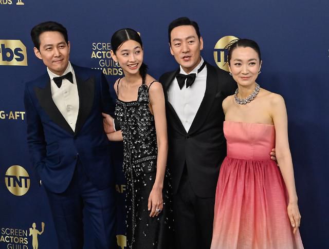 (L-R) Lee Jung-jae, HoYeon Jung, Park Hae-soo and  Kim Joo-ryeong attend the 28th annual SAG Awards held at The Barker Hangar in Santa Monica, California on Sunday, February 27, 2022. The Screen Actors Guild Awards was broadcast live on TNT and TBS.    Photo by Jim Ruymen/UPI/2022-02-28 12:32:55/ <저작권자 ⓒ 1980-2022 ㈜연합뉴스. 무단 전재 재배포 금지.>