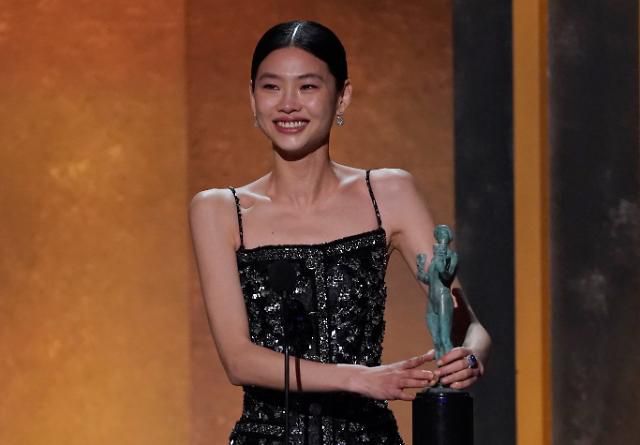 Jung Ho-yeon accepts the award for outstanding performance by a female actor in a drama series for "Squid Game" at the 28th annual Screen Actors Guild Awards at the Barker Hangar on Sunday, Feb. 27, 2022, in Santa Monica, Calif. (AP Photo/Chris Pizzello) 022722127708/2022-02-28 11:06:51/ <저작권자 ⓒ 1980-2022 ㈜연합뉴스. 무단 전재 재배포 금지.>