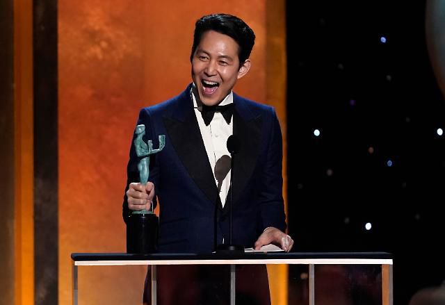 미 배우조합상 남우주연상 트로피 들고 환호하는 이정재     (산타모니카 AFP/게티이미지=연합뉴스) 27일(현지시간) 미국 캘리포니아주 산타모니카에서 열린 제28회 미국 배우조합상(SAG) 시상식에서 대한민국의 이정재가 남우주연상 트로피를 들고 환하게 웃음을 짓고 있다. '신세계', '신과 함께 2부작' 등으로 한국 관객에 익숙한 그는 지난해 넷플릭스에서 송출된 '오징어게임'의 주인공 '성기훈'역으로 세계에 이름을 알렸다. 2022.2.28     alo95@yna.co.kr/2022-02-28 11:01:47/ <저작권자 ⓒ 1980-2022 ㈜연합뉴스. 무단 전재 재배포 금지.>