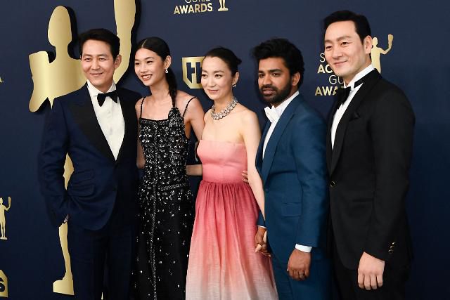 South Korean actors Lee Jung-jae, HoYeon Jung, Kim Joo-ryeong,  Indian actor Anupam Tripathi and Park Hae-soo arrive for the 28th Annual Screen Actors Guild (SAG) Awards at the Barker Hangar in Santa Monica, California, on February 27, 2022. (Photo by Patrick T. FALLON / AFP)/2022-02-28 08:10:38/ <저작권자 ⓒ 1980-2022 ㈜연합뉴스. 무단 전재 재배포 금지.>