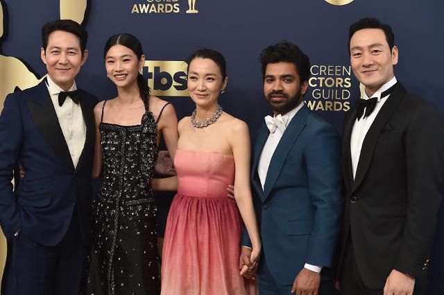 Lee Jung-jae, from left, Jung Ho-yeon, Kim Joo-ryeong, Anupam Tripathi and Park Hae-soo arrive at the 28th annual Screen Actors Guild Awards at the Barker Hangar on Sunday, Feb. 27, 2022, in Santa Monica, Calif. (Photo by Jordan Strauss/Invision/AP) 022722127708/2022-02-28 09:50:07/ <저작권자 ⓒ 1980-2022 ㈜연합뉴스. 무단 전재 재배포 금지.>