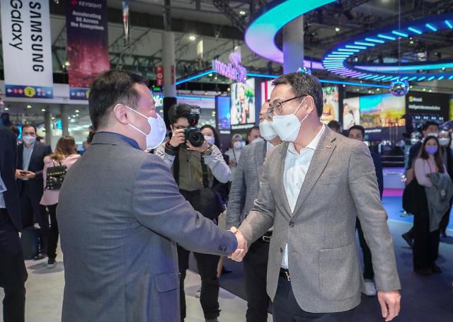 28일(현지시간) 스페인 바르셀로나에서 개막한 MWC22에서 SKT 유영상 사장이 삼성전자 노태문 사장과 악수를 나누고 있다.