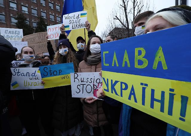 '우크라이나의 평화를 위해'     (서울=연합뉴스) 이지은 기자 = 28일 오전 서울 중구 주한러시아대사관 인근에서 재한 우크라이나인들이 러시아의 우크라이나 침공 중단 및 평화적 해결 촉구하는 내용의 공동 기자회견을 마친 뒤 손팻말을 들고 있다. 2022.2.28     jieunlee@yna.co.kr/2022-02-28 13:25:22/ <저작권자 ⓒ 1980-2022 ㈜연합뉴스. 무단 전재 재배포 금지.>