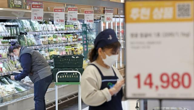 한은, 올해 물가상승률 3.1%로 올려…'3%대' 10년만에 처음     (서울=연합뉴스) 류영석 기자 = 물가 상승이 계속되는 가운데 24일 서울의 한 마트 식품 코너에서 시민들이 장을 보고 있다.     한국은행은 이날 발표한 수정 경제전망에서 올해 소비자물가 상승률을 3.1%로 제시했다. 한은이 당해년도 소비자물가 상승률을 3%대로 내놓은 것은 2012년 4월 3.2%(2012년 상승률 전망치)가 마지막이다. 2022.2.24     ondol@yna.co.kr/2022-02-24 14:30:01/ <저작권자 ⓒ 1980-2022 ㈜연합뉴스. 무단 전재 재배포 금지.>