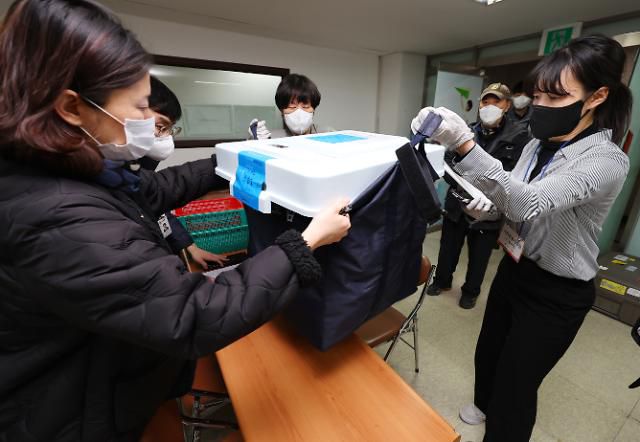 [사전투표] 투표함 인계     (과천=연합뉴스) 김도훈 기자 = 20대 대통령 선거 사전투표 첫날인 4일 오후 경기도 과천시선거관리위원회에서 문원동 사전투표소 관계자들이 투표함을 과천선관위에 인계하고 있다. 2022.3.4     superdoo82@yna.co.kr/2022-03-04 19:49:25/ <저작권자 ⓒ 1980-2022 ㈜연합뉴스. 무단 전재 재배포 금지.>