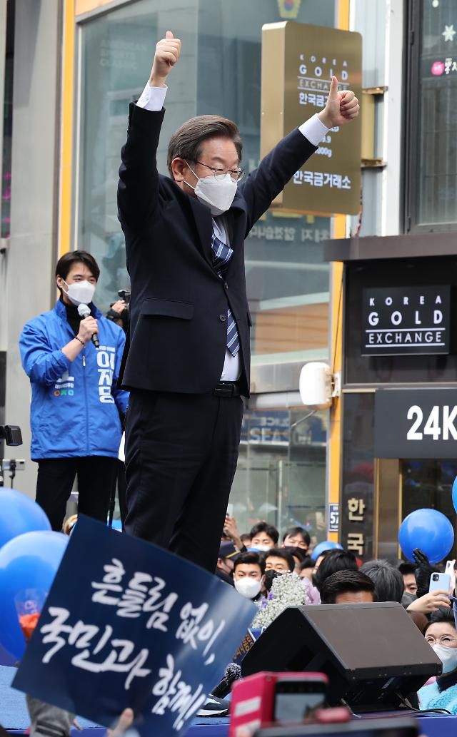 부산 시민에게 인사하는 이재명 대선후보     (부산=연합뉴스) 백승렬 기자 = 더불어민주당 이재명 대선후보가 7일 부산시 창선삼거리에서 열린 '이재명 준비됐나! 준비됐다!' 부산 집중 유세에서 지지자에게 인사하고 있다. 2022.3.7     srbaek@yna.co.kr/2022-03-07 15:23:23/ <저작권자 ⓒ 1980-2022 ㈜연합뉴스. 무단 전재 재배포 금지.>