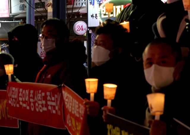 코로나19 피해 자영업자들, '영업시간 제한 풀어라'     (서울=연합뉴스) 류영석 기자 = 21일 오후 서울 마포구 홍대입구역에서 코로나 피해 자영업 총연대(코자총) 관계자들이 영업 시간 제한 철폐와 자영업자 손실보상을 요구하며 촛불 문화행사를 하고 있다. 2022.2.21     ondol@yna.co.kr/2022-02-21 22:57:29/ <저작권자 ⓒ 1980-2022 ㈜연합뉴스. 무단 전재 재배포 금지.>