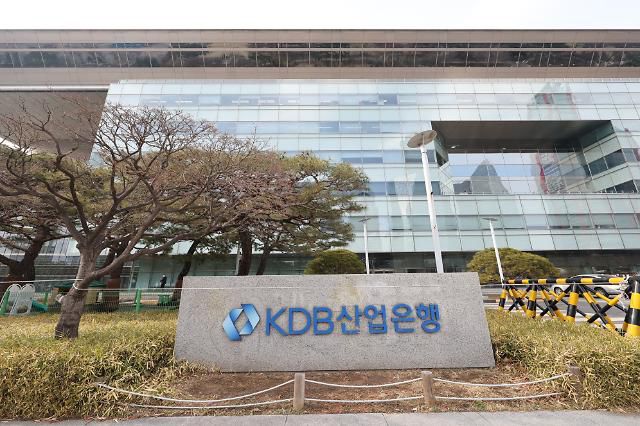 산업은행, 부산으로 이전하나     (서울=연합뉴스) 홍해인 기자 = 윤석열 대통령 당선인의 지역 핵심 공약 중 하나로 산업은행의 부산 이전이 꼽히는 가운데 다른 서울 소재 금융 공공기관들도 지방 이전 대상에 추가될 수 있다는 관측에 전전긍긍하고 있다. 윤 당선인은 지난 1월 부산 지역 공약을 내놓으면서 예상에 없던 '산은 이전'을 명시해 부산 지역과 금융권을 놀라게 했다. 반면 이동걸 산은 회장은 지난 1월 말 기자간담회에서 산은의 부산 이전 공약에 대해 "옮겨봐야 소용없고 소탐대실할 것"이라며 이전을 강하게 반대한 바 있다. 사진은 15일 서울 여의도 산업은행 본점 모습. 2022.3.15     hihong@yna.co.kr/2022-03-15 16:05:38/ <저작권자 ⓒ 1980-2022 ㈜연합뉴스. 무단 전재 재배포 금지.>