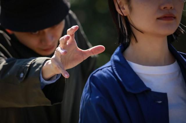 '스토킹행위'가 지속, 반복될 경우 '스토킹범죄'로 간주돼 더 무거운 처벌을 받는다.