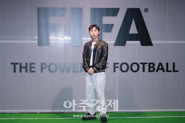 가수 코드쿤스트가 26일 오후 서울 성동구 에프팩토리에서 진행된 'FIFA 22FW 컨벤션' 포토콜 행사에 참석해 포즈를 취하고 있다.
