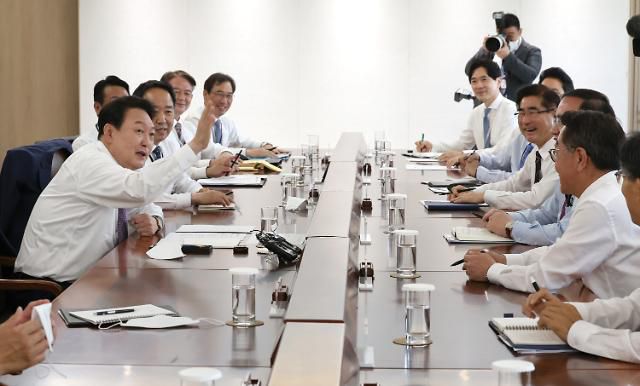 윤석열 대통령, 수석비서관회의 주재     (서울=연합뉴스) 서명곤 기자 = 윤석열 대통령이 11일 오전 용산 대통령실 청사에서 열린 수석비서관회의에서 발언을 하고 있다.  2022.5.11     seephoto@yna.co.kr/2022-05-11 10:23:10/ <저작권자 ⓒ 1980-2022 ㈜연합뉴스. 무단 전재 재배포 금지.>