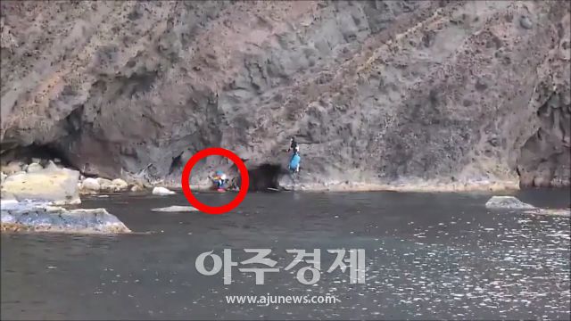 동해해경이 울릉도 행남등대 절벽 갯바위에 고립자를 긴급구조 하고 있다.