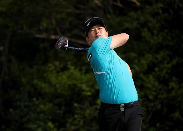 티샷 중인 강윤석.