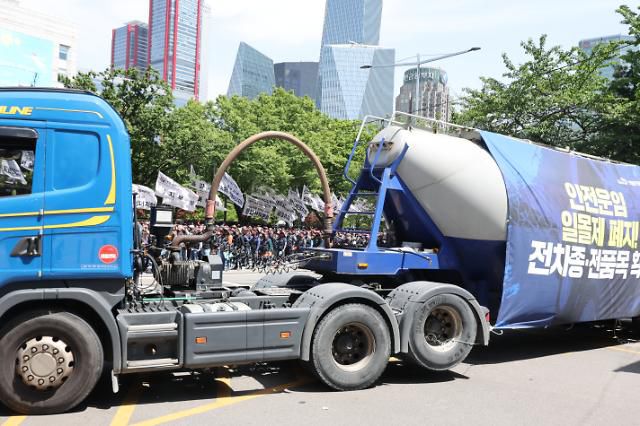 화물연대 결의대회에 동원된 벌크시멘트 트레일러     (서울=연합뉴스) 김주성 기자 = 공공운수노조 화물연대 조합원들이 7일 오후 서울 여의도공원 앞에서 벌크시멘트 트레일러 등을 동원한 가운데 안전 운임 일몰제 폐지를 요구하는 결의대회를 하고 있다. 2022.5.7     utzzza@yna.co.kr/2022-05-07 14:14:48/ <저작권자 ⓒ 1980-2022 ㈜연합뉴스. 무단 전재 재배포 금지.>