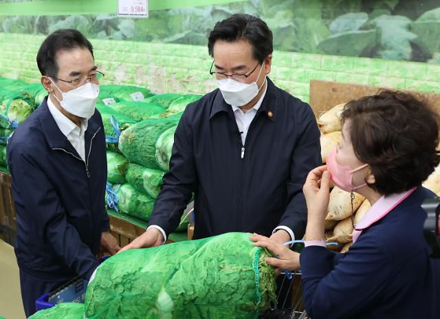농축산물 가격 동향 점검나선 정황근 장관-이성희 농협회장      (서울=연합뉴스) 류효림 기자 = 정황근 농림축산식품부 장관과 이성희 농협중앙회장이 30일 오후 서울 서초구 양재동 하나로마트 양재점을 찾아 매장을 둘러보며 농축산물, 가공생필품 가격 동향을 점검하고 있다. 2022.5.30     ryousanta@yna.co.kr/2022-05-30 14:57:47/ <저작권자 ⓒ 1980-2022 ㈜연합뉴스. 무단 전재 재배포 금지.>