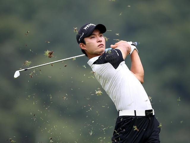 아이언을 쥐고 깃대를 노리는 정태양.