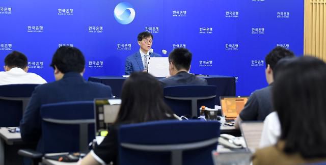 이창용 한국은행 총재가 21일 오전 서울 중구 한국은행에서 물가 안정 목표 운영상황 등에 대해 설명하고 있다.