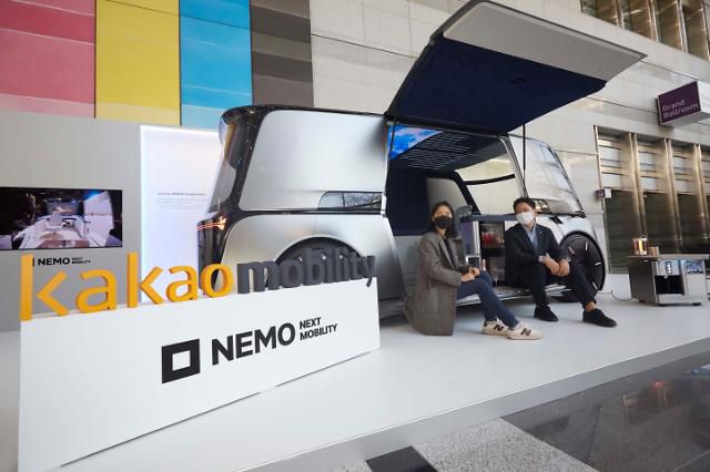 2월 10일 서울 강남구 코엑스에서 열린 카카오모빌리티 테크 컨퍼런스 ‘넥스트 모빌리티 네모(NEXT MOBILITY NEMO) 2022’에서 직원들이 미래 자율주행차 콘셉트 모델인 ‘LG 옴니팟’을 소개하고 있다.