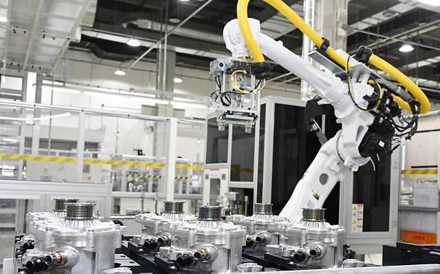 LG마그나 이파워트레인 본사인 인천사업장 내 자동차 부품 생산라인에서 산업용 로봇이 전기차의 주행 성능을 좌우하는 핵심 부품인 전기차 파워트레인(동력전달장치)을 조립하고 있다.