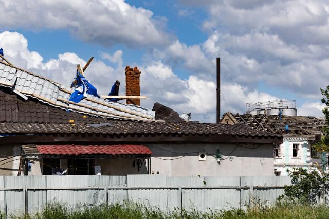 완전히 파괴된 우크라이나군 주둔지와 민간인 주택     (마카리우[우크라이나]=연합뉴스) 황광모 기자 = 15일(현지시간) 우크라이나 수도 키이우에서 서쪽으로 약 60Km 떨어져 있는 마카리우 초입에서 이 지역 주민인 클라브디아 씨의 집에서 바라본 빵공장의 모습.     이 공장은 러시아 침공당시 우크라이나군이 주둔했던 곳이다. 러시아군이 이곳을 폭격해 수많은 사상자가 발생했다. 2022.6.16     hkmpooh@yna.co.kr/2022-06-16 15:53:14/ <저작권자 ⓒ 1980-2022 ㈜연합뉴스. 무단 전재 재배포 금지.>