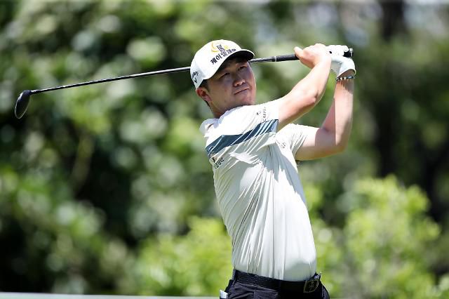 아시아드CC 부산오픈 1라운드 17번 홀에서 티샷 중인 박성국.