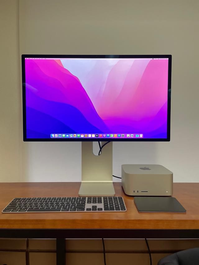 스튜디오 디스플레이의 높이를 조절한 모습