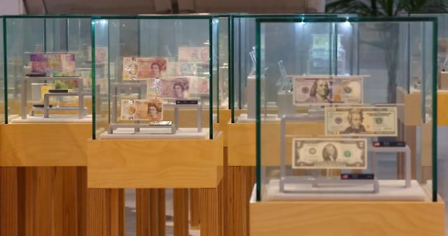 금융위기 후 최대폭으로 감소한 외환보유액     (서울=연합뉴스) 김인철 기자 = 5일 서울 중구 하나은행 위변조대응센터 앞에 각 나라의 지폐들이 전시돼 있다.     최근 원·달러 환율 급등에 따른 외환시장 안정 조치가 단행되며 우리나라 외화보유액이 한 달 새 94억달러나 줄어들면서 6월 말 기준 4천382억8천만달러로 전월 말(4천477억1천만달러)보다 94억3천만달러 감소했다. 이는 2008년 글로벌 금융위기 이후 가장 큰 감소 폭이다. 2022.7.5     yatoya@yna.co.kr/2022-07-05 14:43:45/ <저작권자 ⓒ 1980-2022 ㈜연합뉴스. 무단 전재 재배포 금지.>