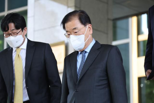 이임식 마치고 청사 나서는 정의용 장관      (서울=연합뉴스) 김승두 기자 = 9일 오후 서울 도렴동 외교부 청사에서 이임식을 마친 정의용 외교부 장관이 청사를 나서고 있다. 2022.5.9     kimsdoo@yna.co.kr/2022-05-10 15:32:06/ <저작권자 ⓒ 1980-2022 ㈜연합뉴스. 무단 전재 재배포 금지.>