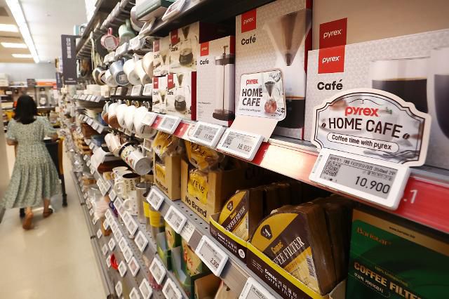 고물가에 커피값도 부담…홈카페 상품 인기      (서울=연합뉴스) 진연수 기자 = 19일 서울 시내 한 대형마트에서 시민들이 홈카페 상품을 살펴보고 있다. 최근 고물가 영향으로 외식비 부담이 커지면서 홈카페 상품이 다시 인기를 끌고 있다. 2022.7.19     jin90@yna.co.kr/2022-07-19 14:35:00/ <저작권자 ⓒ 1980-2022 ㈜연합뉴스. 무단 전재 재배포 금지.>