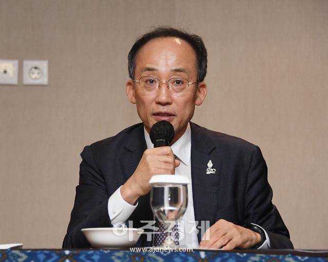 동행기자단과 간담회 하는 추경호 부총리     (서울=연합뉴스) G20 재무장관 중앙은행총재회의 참석차 인도네시아 발리를 방문 중인 추경호 부총리 겸 기획재정부 장관이 16일(현지시간) 동행기자단과의 간담회에서 발언하고 있다. 2022.7.17 [기획재정부 제공. 재판매 및 DB 금지]     photo@yna.co.kr/2022-07-17 12:00:10/ <저작권자 ⓒ 1980-2022 ㈜연합뉴스. 무단 전재 재배포 금지.>