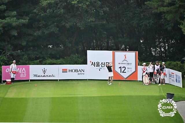 12번 홀 티잉 구역에서 티샷 중인 박결.