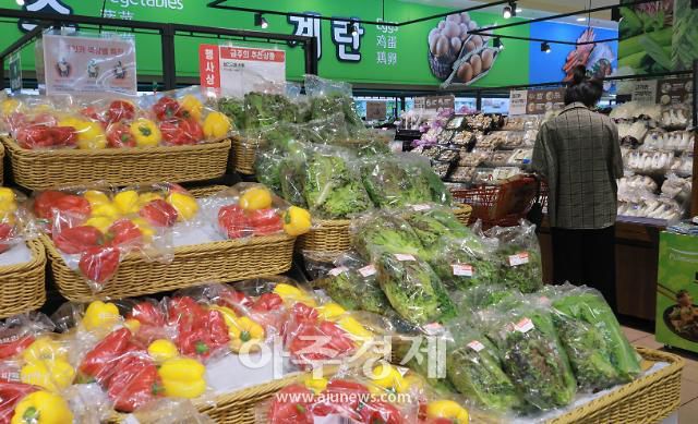 국내 소비자물가 상승률이 IMF 외환위기 이후 약 24년 만에 6%대로 치솟은 것으로 나타난 5일 서울의 한 대형마트에서 시민들이 장을 보고 있다.