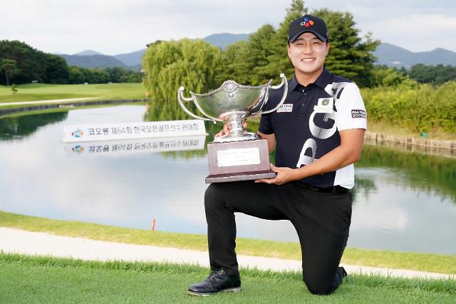 순회배를 들고 환하게 웃는 김민규.