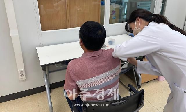 군위군은 의료기관 이용이 어려운 주민을 위해 지난 7월 26일, 우보면과 의흥면 보건지소에서 코로나19 4차 백신 방문 접종을 시행했다.