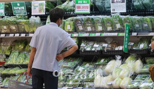 국내 소비자물가 상승률이 IMF 외환위기 이후 약 24년 만에 6%대로 치솟은 것으로 나타난 5일 서울의 한 대형마트에서 시민들이 장을 보고 있다.