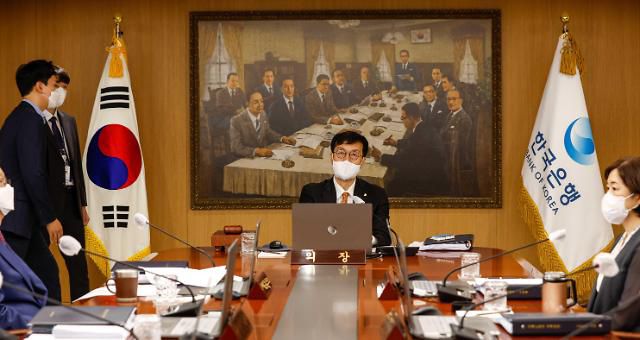 이창용 한국은행 총재가 13일 서울 중구 한국은행에서 열린 금융통화위원회 본회의에 참석하고 있다.