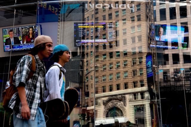 미국 뉴욕의 타임스스퀘어에 있는 나스닥 마켓사이트 앞으로 행인들이 지나가고 있다.