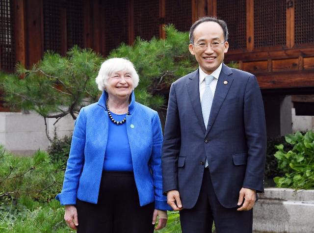 기념촬영하는 추경호 부총리와 재닛 옐런 미 재무장관     (서울=연합뉴스) 추경호 경제부총리 겸 기획재정부 장관과 재닛 옐런 미국 재무장관이 19일 서울 성북구 한국가구박물관에서 한-미 재무장관회의 후 기념촬영을 하고 있다. 2022.7.19 [기획재정부 제공. 재판매 및 DB 금지]     photo@yna.co.kr/2022-07-19 21:13:46/ <저작권자 ⓒ 1980-2022 ㈜연합뉴스. 무단 전재 재배포 금지.>